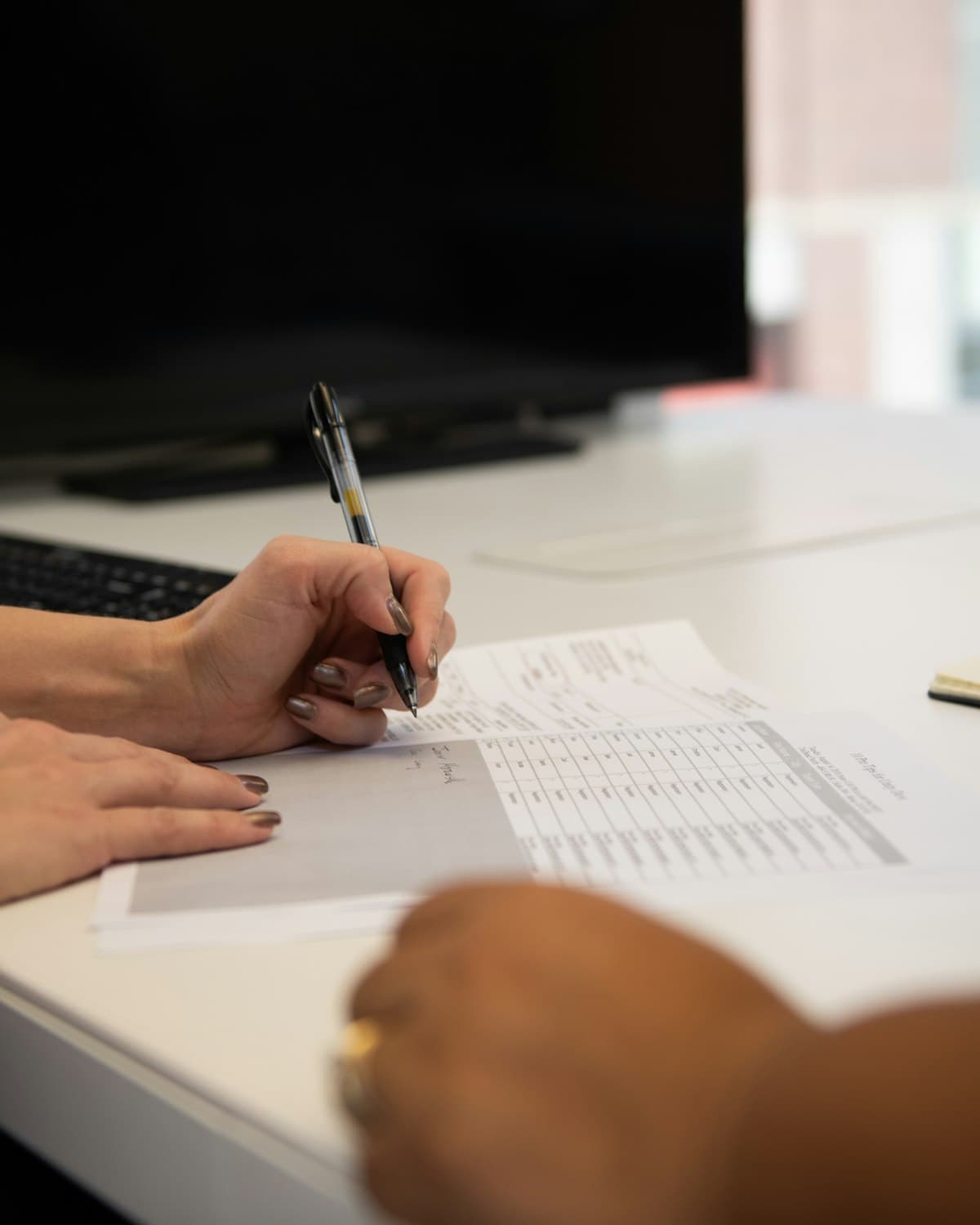 Un avocat relit un dossier fiscal annoté, stylo à la main